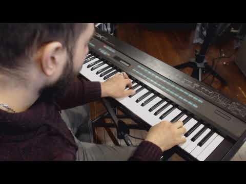 3371 - Yamaha DX-7 Digital Keyboard Synthesizer 61 Keys $499