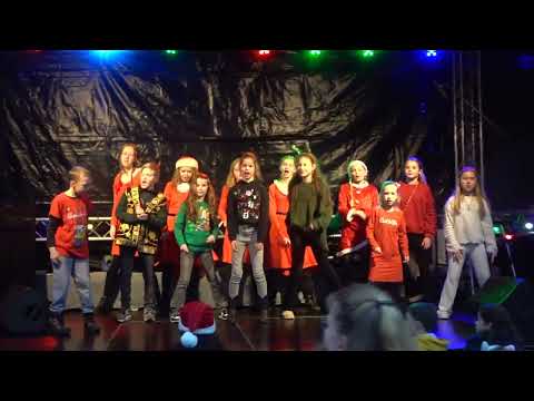 16-12-2023 "Kerstmarkt Oudenbosch" : musical "Het dak eraf"  6