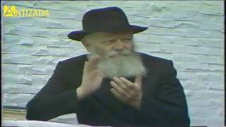 הפעם הראשונה ששרו את המנון צבאות השם בנוכחות הרבי מליובאוויטש מתורגם - התמונה מוצגת ישירות מתוך אתר האינטרנט יוטיוב. זכויות היוצרים בתמונה שייכות ליוצרה. קישור קרדיט למקור התוכן נמצא בתוך דף הסרטון