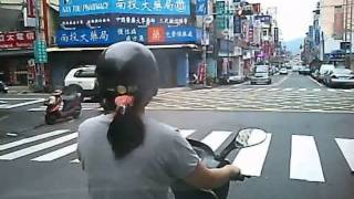 preview picture of video '阿伯市區闖紅燈，逆向過彎= =Nantou City ,Locomotive Dangerous driving'