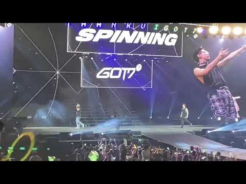 GOT7 KEEP SPINNING WORLD TOUR 2019 IN PARIS MARK TUAN & JACKSON WANG FLIP TOGETHER DURING GIRLS 3X