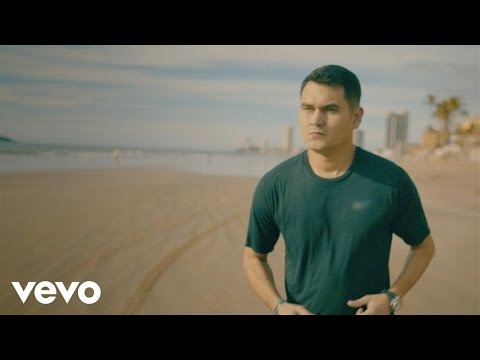 Banda Los Recoditos - Me Está Tirando El Rollo (Video Oficial)
