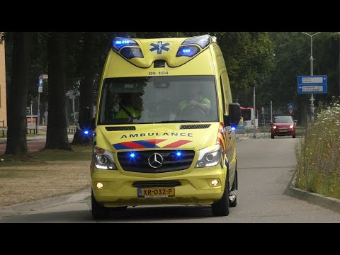A1 Ambulance 09-104 met spoed naar het Radboud UMC in Nijmegen