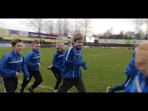 Kampioenen vv Staphorst JO11-1 ereronde hoofdveld 08-12-2018