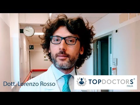 I prezzi di crema da pigmentary notano su una faccia Gambe a un ginocchio come in lentiggini