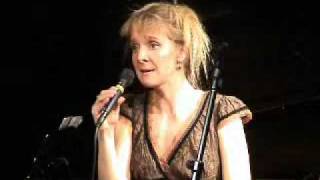 A peine Chloé chante Barbara