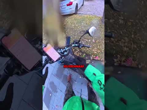 Biker wird mit Kaffee beworfen! 😱 Videocredits: morty_del1very (IG)