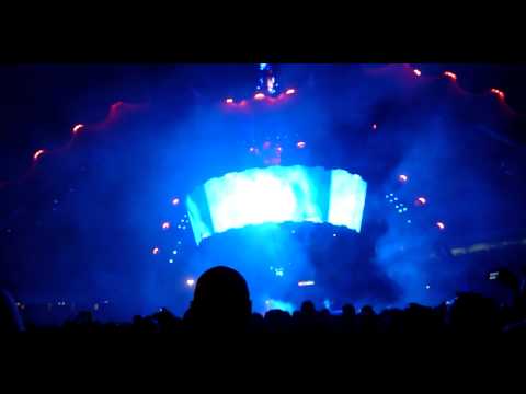 Ultraviolet (Light my Way) - U2 360 Live from Anaheim (HD)