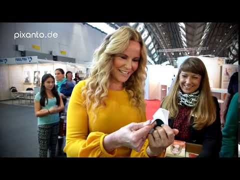 Das mobile Daumenkino Eventmodul und Katja Burkard (Punkt12/RTL) auf der Frankfurter Buchmesse
