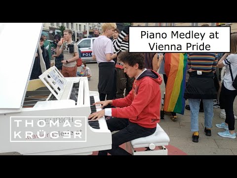 Street Piano Medley at VIENNA PRIDE – Thomas Krüger 🌈
