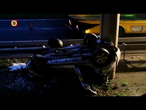 Auto slaat over de kop op A50 bij Ravenstein en botst ondersteboven tegen viaduct