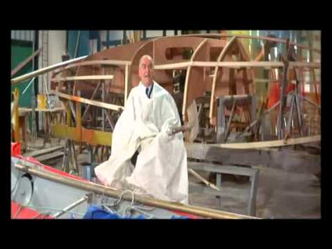 Louis De Funès (M. Fourchaume) détruit "Le Petit Baigneur" à coups de pelle