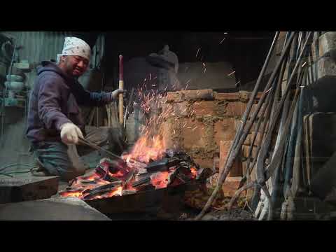 The process of making wax vases. A traditional skill handed down for 1,400 years.