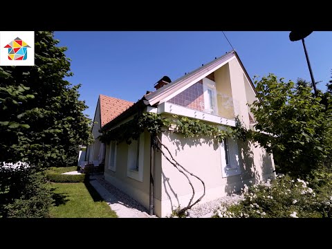 Ambienti TV Show - Hiša v Logatcu, opremljena v belem in obdana z belim vrtom.