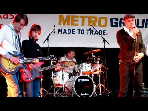 Max Mutzke & The Heavytones performing  "Mrs. Jones" (Eurovision Song Contest 2011)