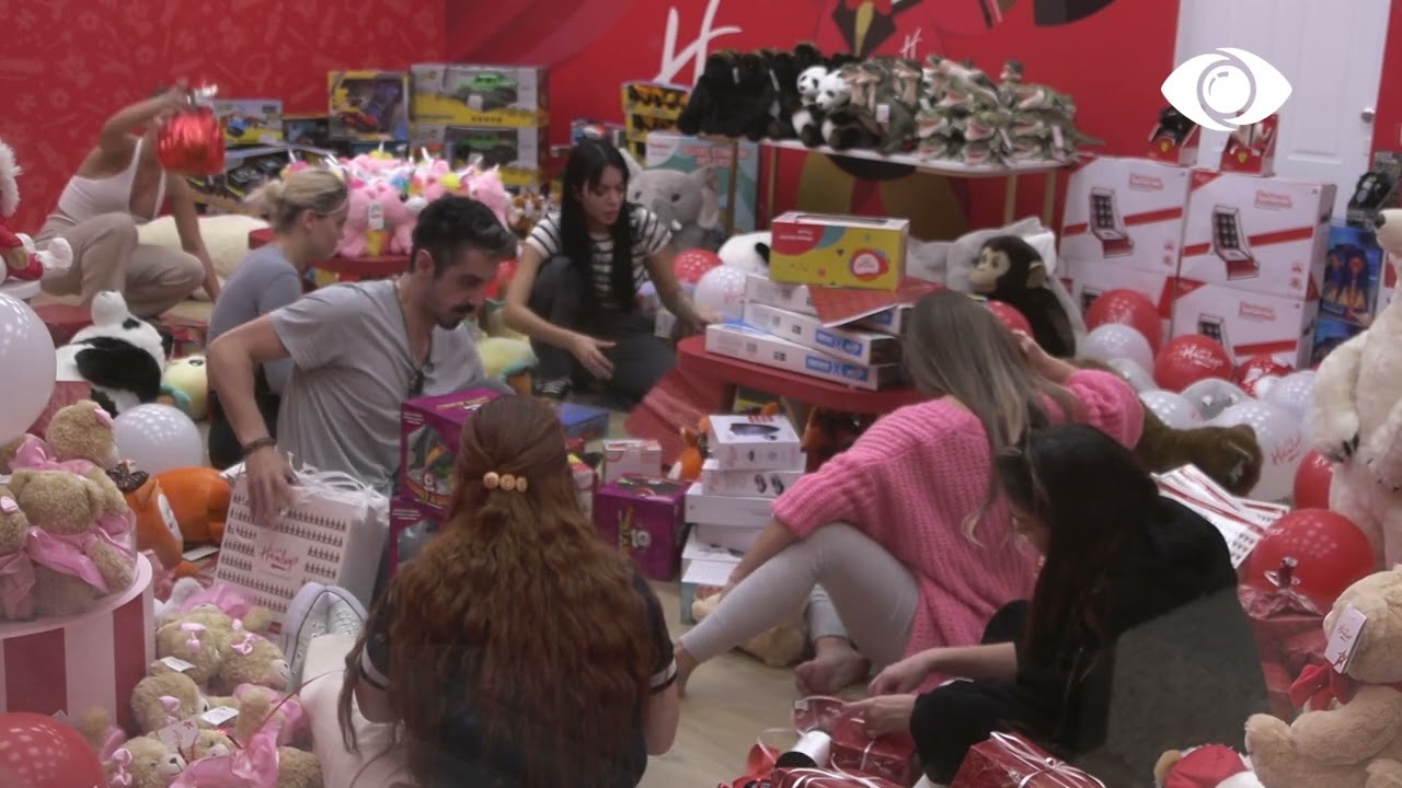 Banorët i përvishen punës, paketojnë dhuratat