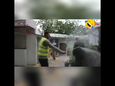 مغربي يستهتر بارواح الناس برش مواطنين بـ”معقم كورونا”