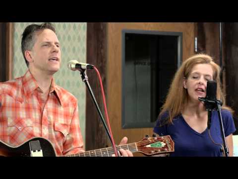 Calexico - "Tapping On The Line - Live (feat. Neko Case)"