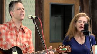Calexico - "Tapping On The Line - Live (feat. Neko Case)"