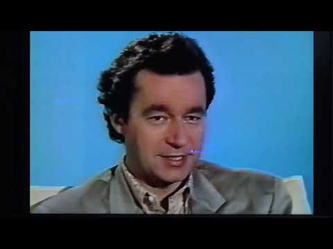 Coluche plonge à Cannes au fond de la piscine. Avec Philippe Gildas, Michel Denisot et Maryse.