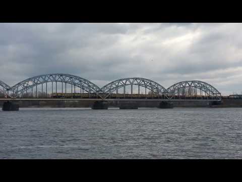 Тепловоз 2ТЭ10У-ХХХХ, с грузовым поездом следует по мосту через р. Даугава