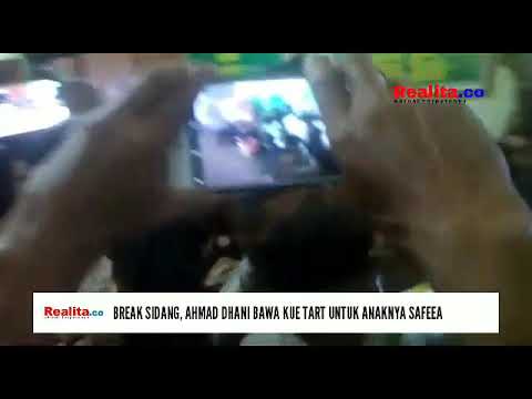 Break Sidang, Ahmad Dhani Bawa Kue Tart untuk Anaknya Safeea