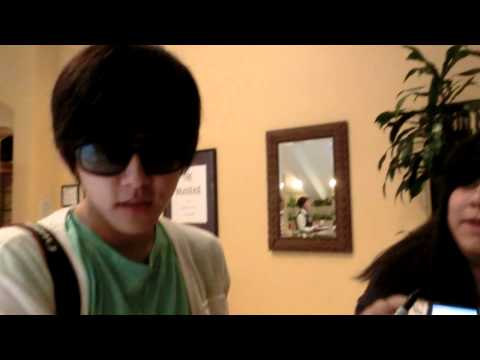 [FANCAM] 110429 dongho n soohyun signing everyone