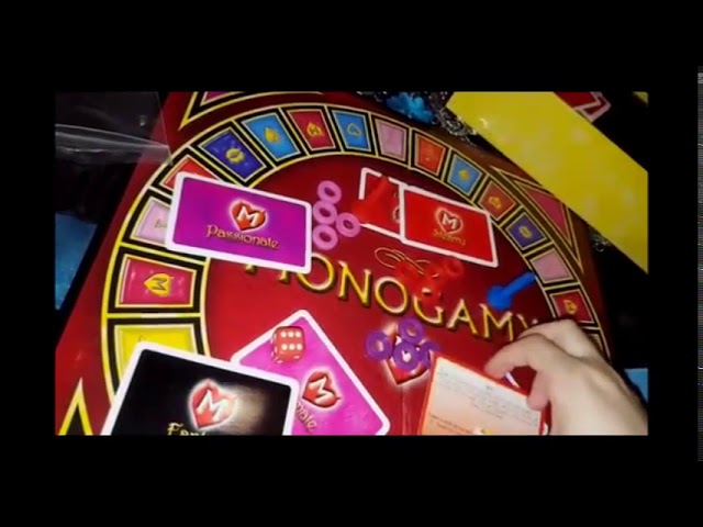 Vídeo relacionado con MONOGAMY El Juego de Mesa de la Monogamia para Parejas, un Juego de Mesa multipremiado para Parejas (Multicolor)