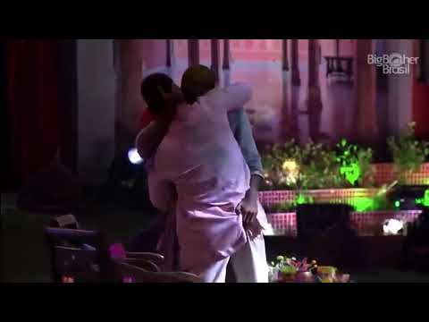 Lucas Penteado troca beijo com Gilberto no BBB 2021