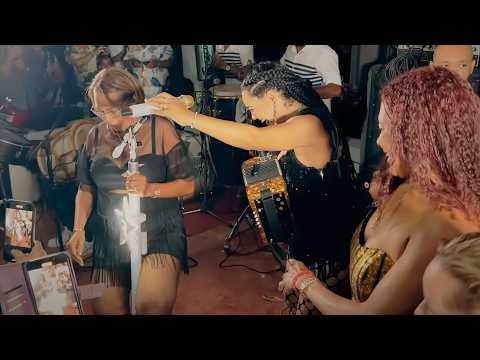 Raquel Arias - Lleva Sus 3 Bailarinas a Chapiar La Grama (La Grama Chapia)