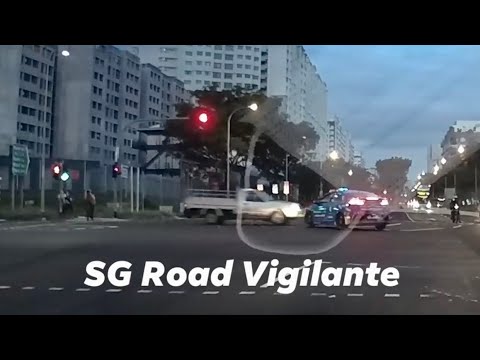 11jul2020 woodland ave 8 comfort taxi making a right turn at a discretionary right turn junction .