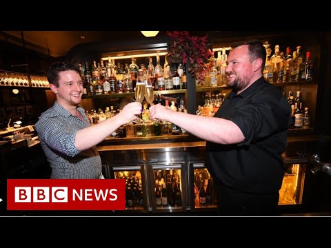 メルボルン、オーストラリアで最も厳しいロックダウンの終了に歓声 - BBC ニュース (Melbourne cheers end of Australia's strictest lockdown - BBC News)