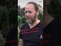 Reactie nuchtere Erwin nadat er een boom op z’n huis is gevallen