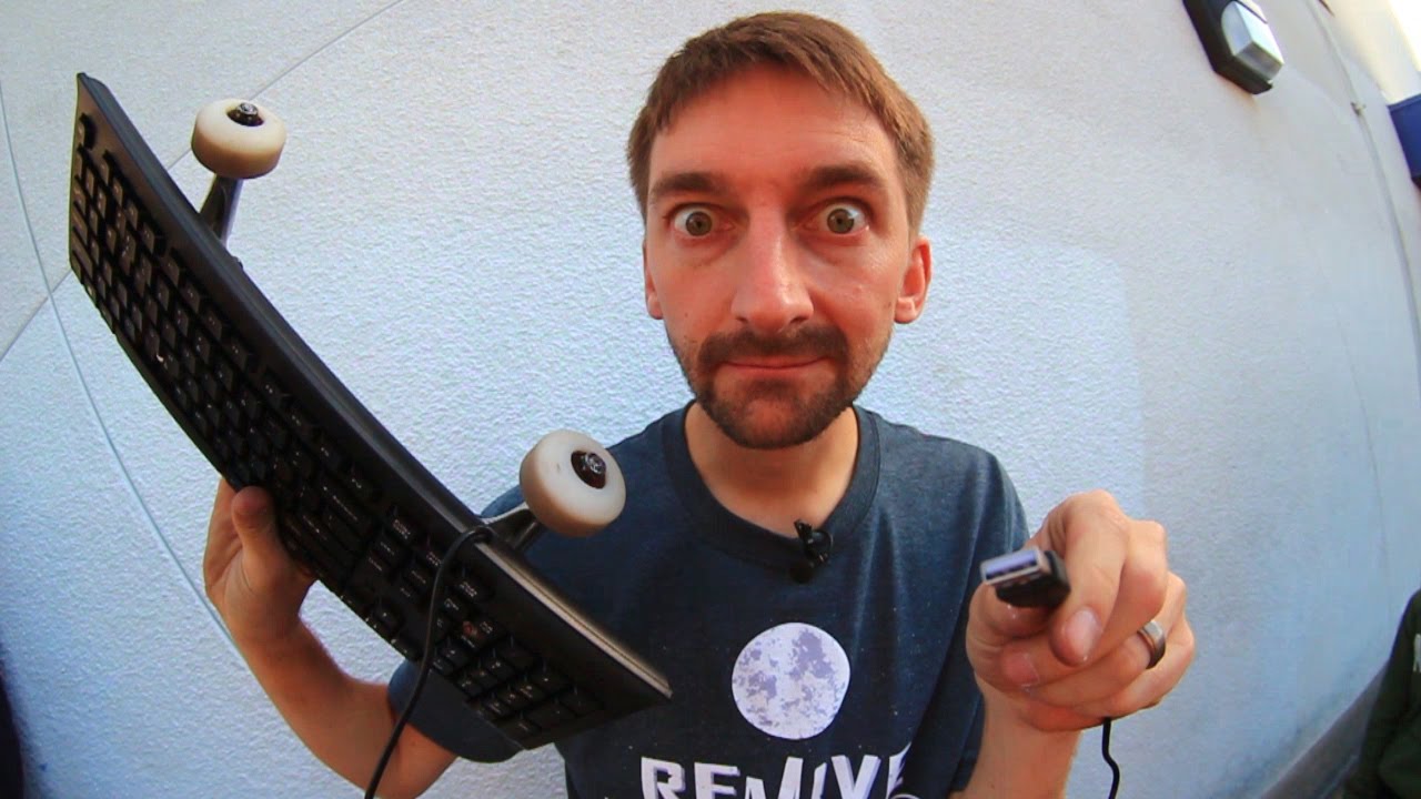 Aaron Kyro patina sobre un teclado de ordenador