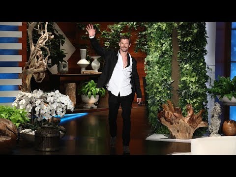クリス・ヘムズワース、オーストラリアでのマット・デイモンのヘビの恐怖を明かす (Chris Hemsworth Reveals Matt Damon's Snake Scare in Australia)