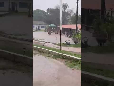 BR-153, em Santa Tereza de Goiás, fica alagado com as fortes chuvas que caem na região.