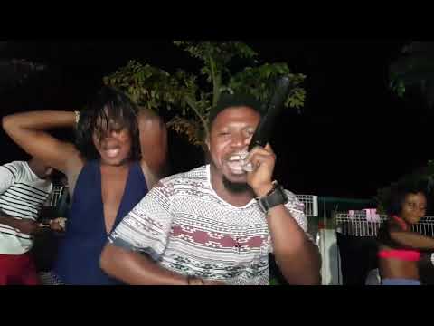 Abuso Men Records interpretando "EDE OHOBOYA" en directo