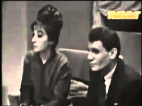 عبدالحليم حافظ يموت من الضحك بسبب (غباء) المذيعة