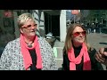 Ilse en Judith zijn op tijd op de vrijmarkt in Almere om rond 17:00 uur los te gaan