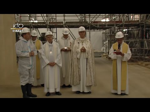 Temps de prière de Mgr Ulrich, archevêque de Paris, dans la cathédrale Notre-Dame de Paris