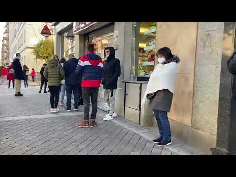 Largas colas para hacerse un test de antígenos gratuito en Salamanca