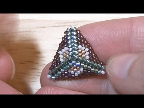 Sarubbest - Orecchini triangolo Peyote: Triangolo con perline (Tecnica Peyote)