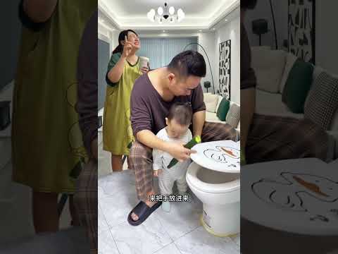 Dad taking care of the baby is so  funny, haha./ 아빠가 아기 돌보는 모습 너무 웃겨요 하하. 😂