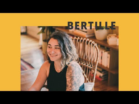 Bertille : Faire son coming out tard & Devenir le troisième parent • Entre nos lèvres (Podcast)