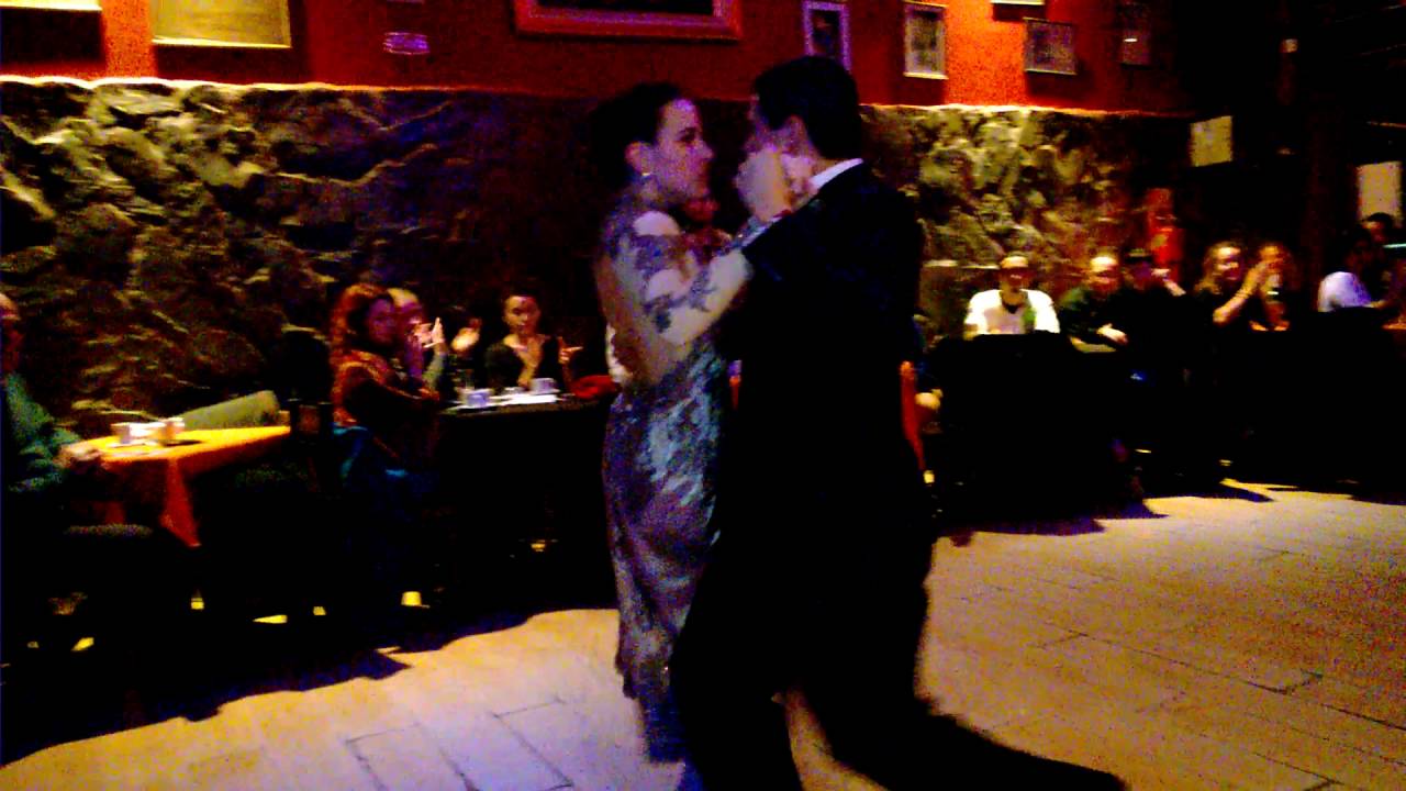 Alejandro Ferreyra y Fernanda Grosso bailan "El Marne" en la Fundación Tango Argentino
