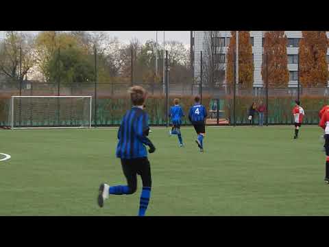 De hele aanvalslinie van PVC doet mee: 2-5, goal Aron.