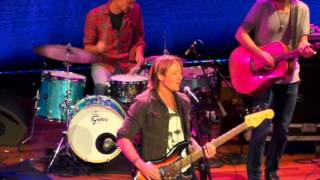 Keith Urban Jams to &quot;John Cougar, John Deere, John 3:16&quot; for 7 Minutes at the Ryman