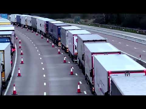 トラック運転手は英国の高速道路でクリスマスのために準備 (Truckers brace for Christmas on UK motorway)