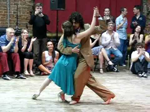  Federico Naveira  and  Inés Muzzopappa  are  dancing  to  the  tango  "  Trago Amargo  "