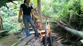 A delicious bamboo tube rice lunch in the forest for the girl,Bamboo-tube rice